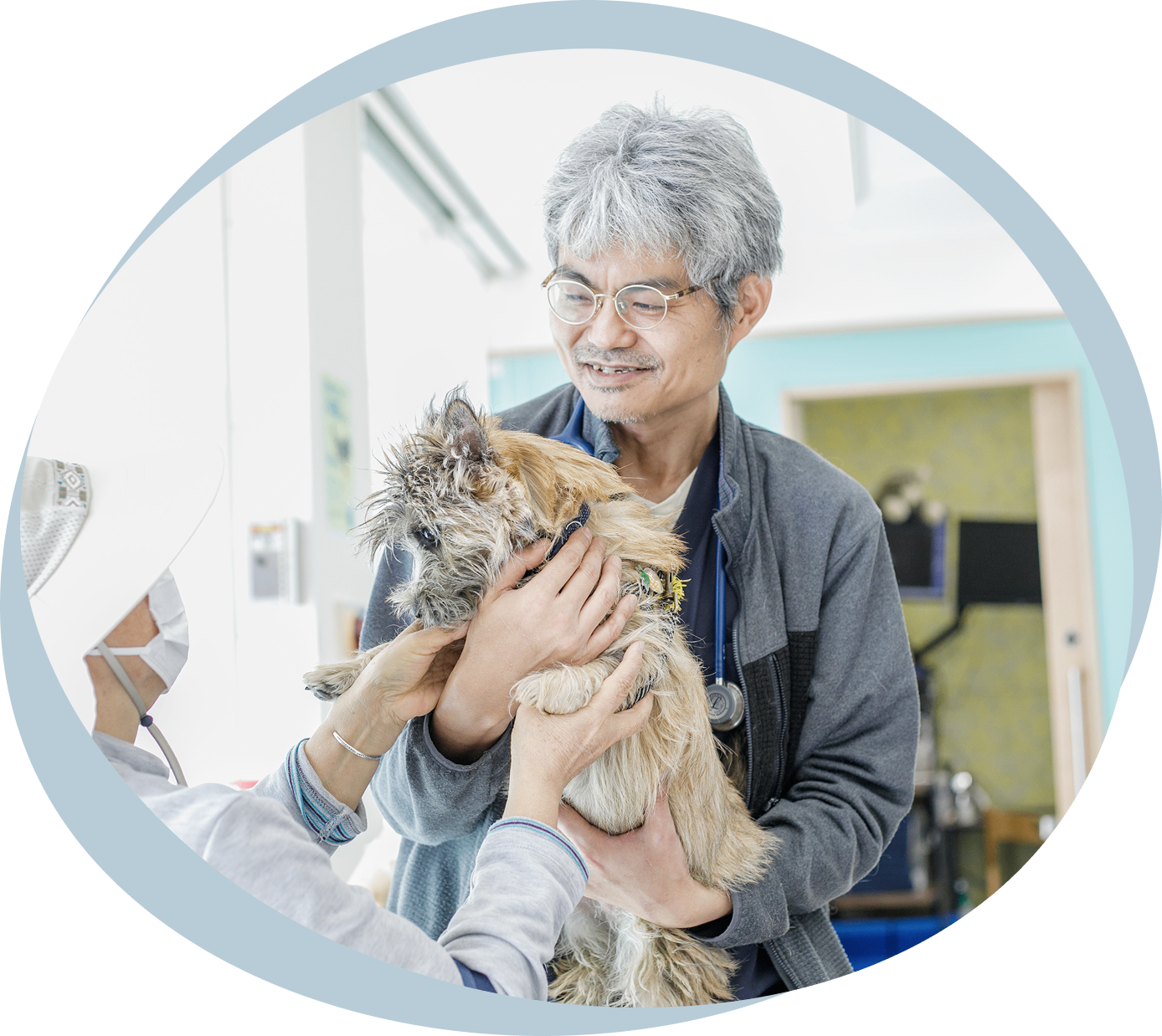 猫を抱く院長